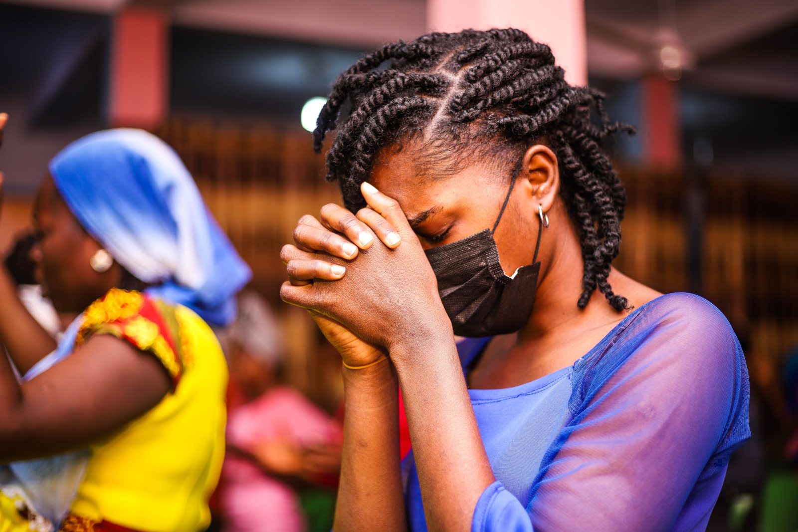 black woman praying